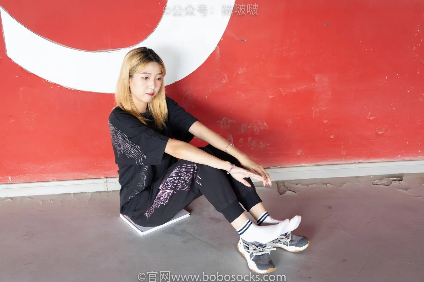 [BoBoSocks袜啵啵]NO.018 木木-运动鞋、白棉袜、裸足 [136P]插图2